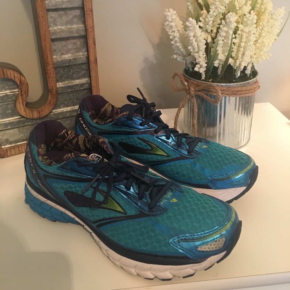 Brooks Ghost athletic shoes size 10